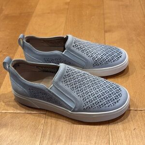 Vionic Kimmie perforated sneakers shoes slip on light gray 7.5